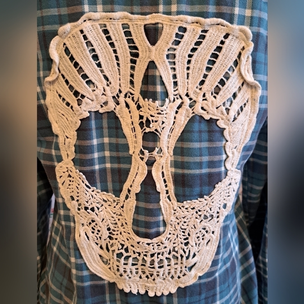 EUC Y2K Hot Topic Aqua Plaid Lace Skull Casual Long Sleeve Collar Shirt Top SZ M - Picture 4 of 5
